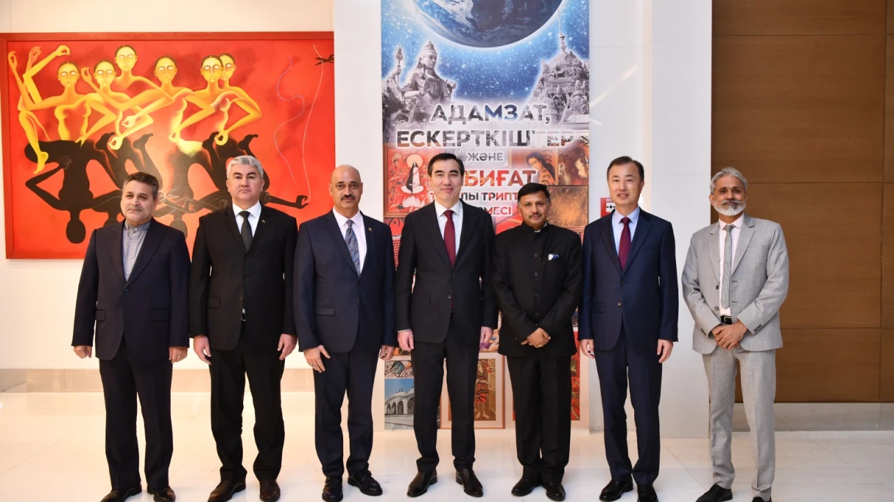 В Президентском центре состоялось открытие международной выставки «Триптих о человечестве, памятниках и природе»