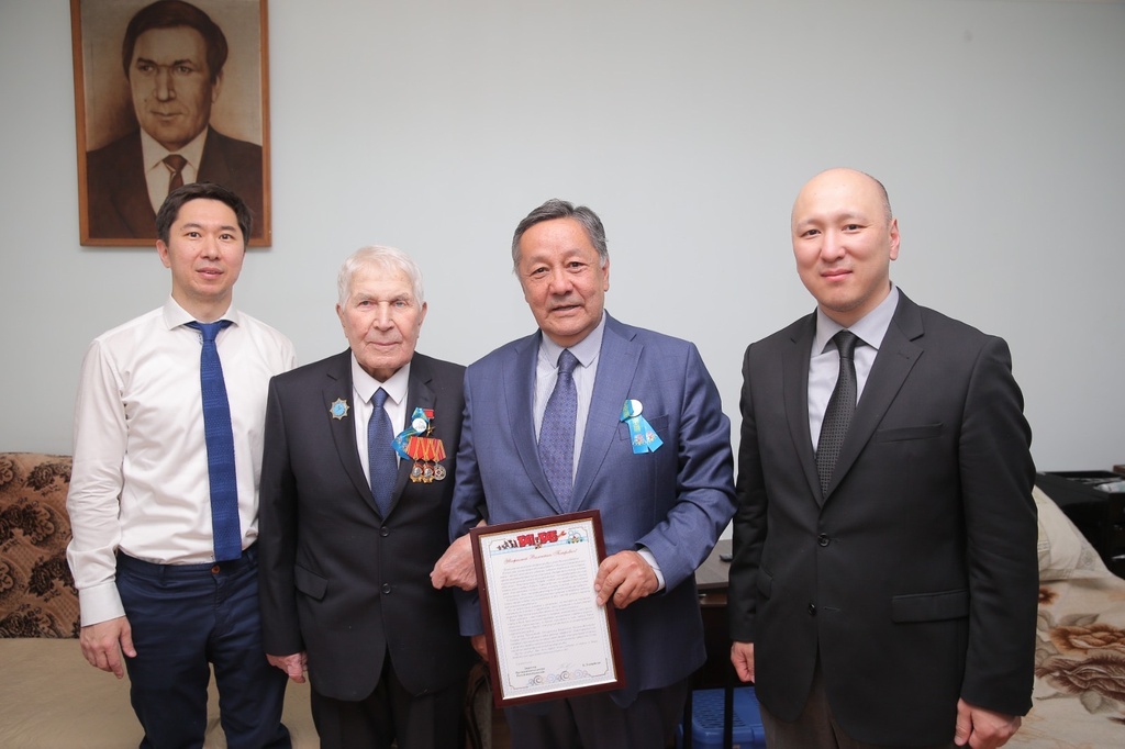 Руководство Президентского центра в преддверии 80-летия Победы посетили Героя Социалистического Труда Валентина Щербакова